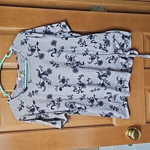 🆕️ Lavish Light Lavendar-ish Gray Paisley Tee with Tie At Bottom Size XL